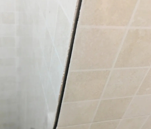 寿宁瓷砖空鼓维修公司分享阳台瓷砖脱落的修复过程可以分为以下几个步骤